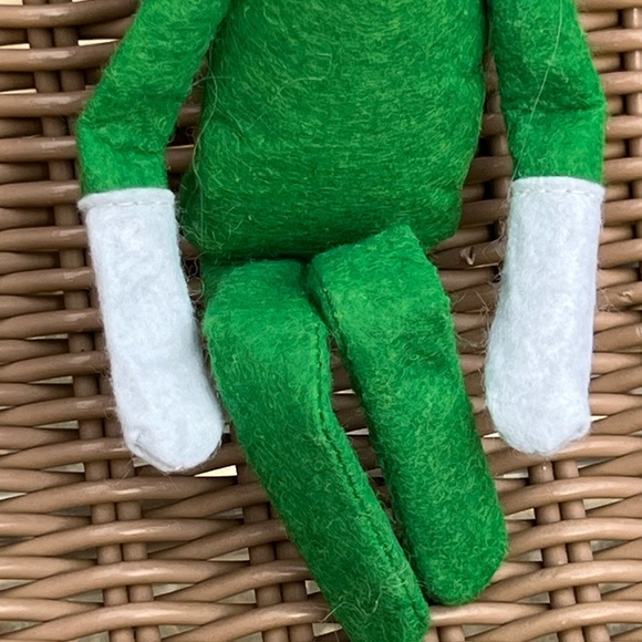 BRAND NEW SNOOP ON A STOOP ELF CHRISTMAS DECORATION - Picture 3 of 4